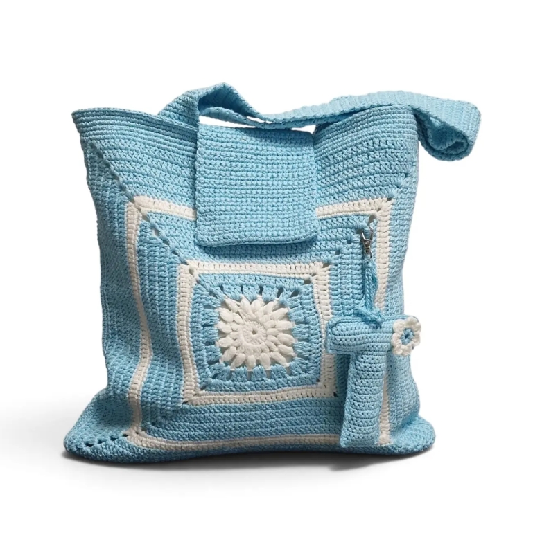 Geantă Croșetată Manual „Sky Daisy” – Bleu & Alb